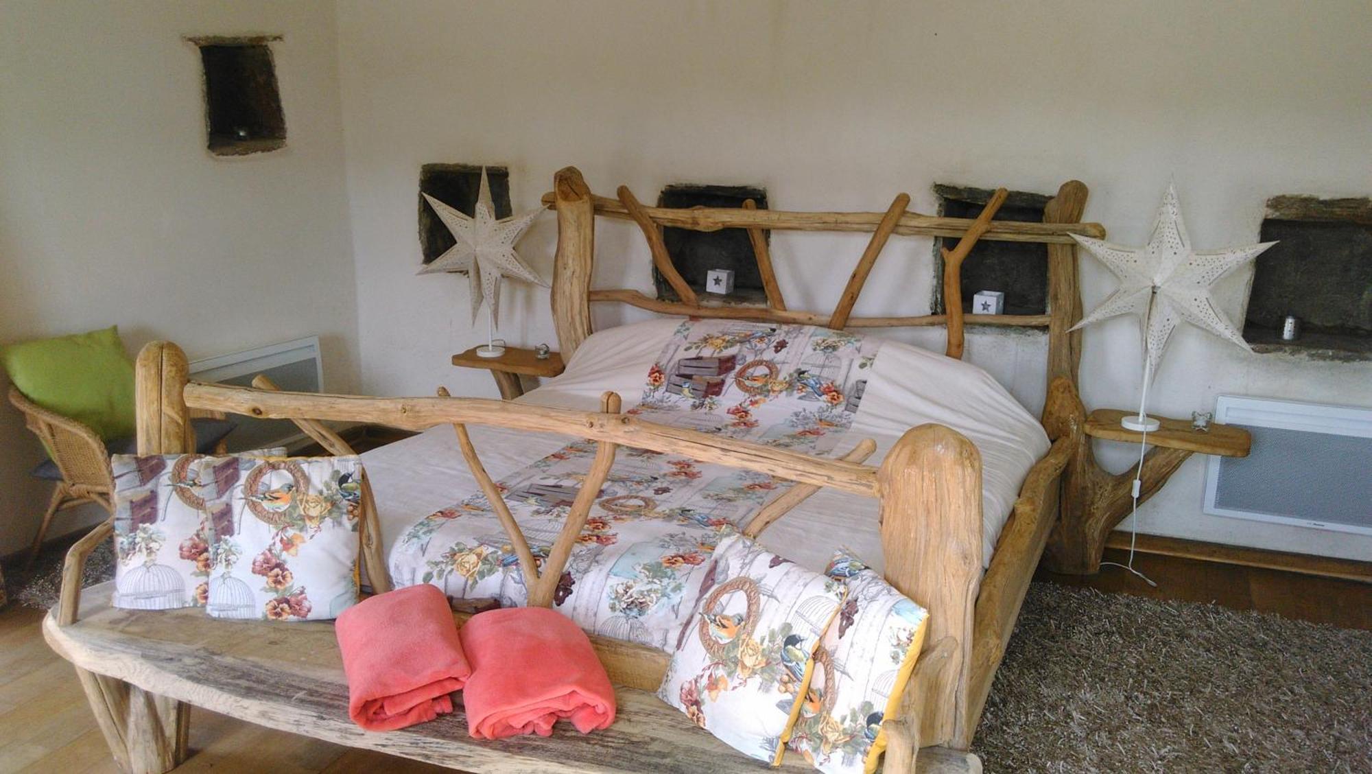 Les Hebergements Insolites De Quenecan Lodge