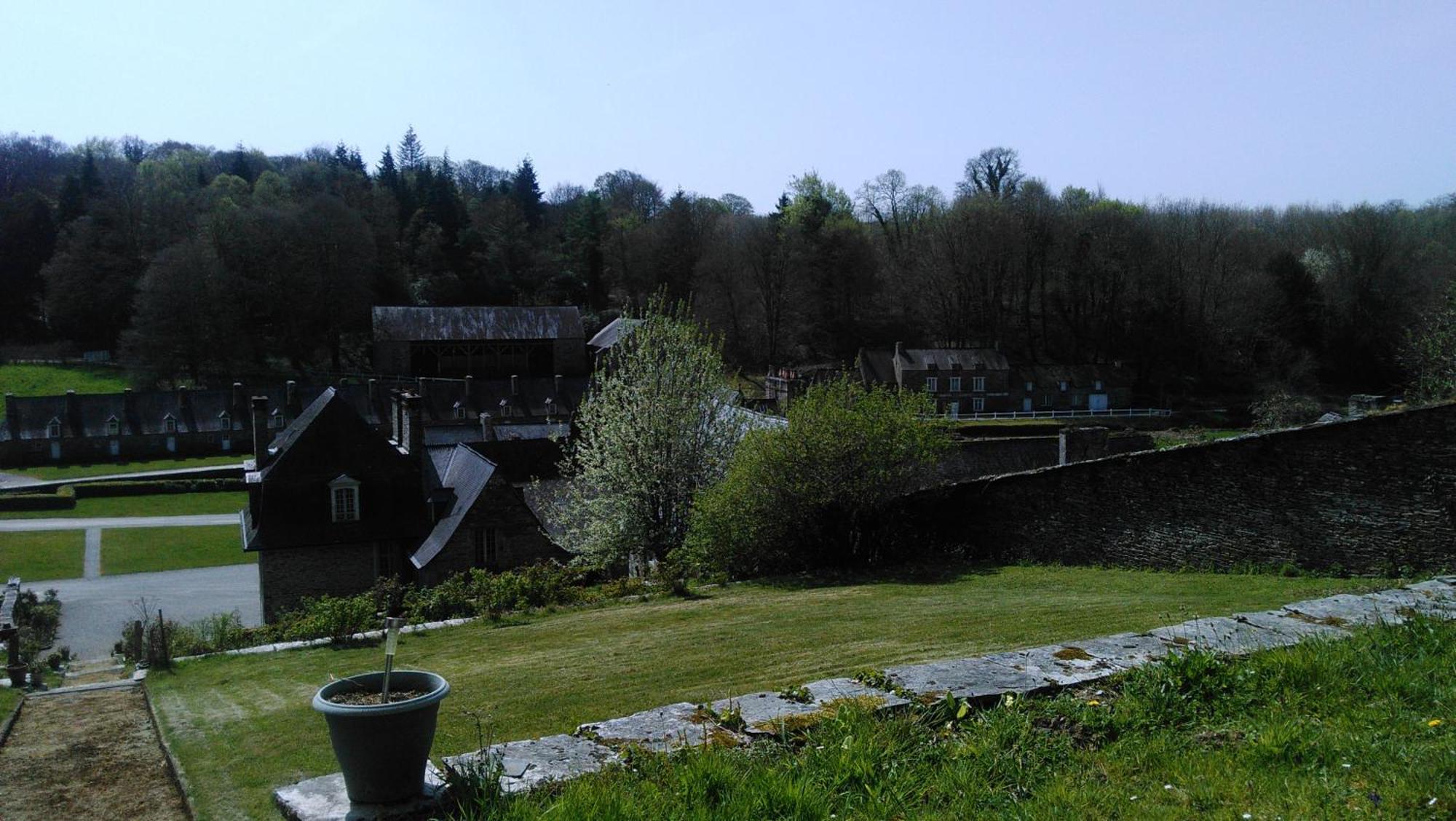 Les Hebergements Insolites De Quenecan Lodge *