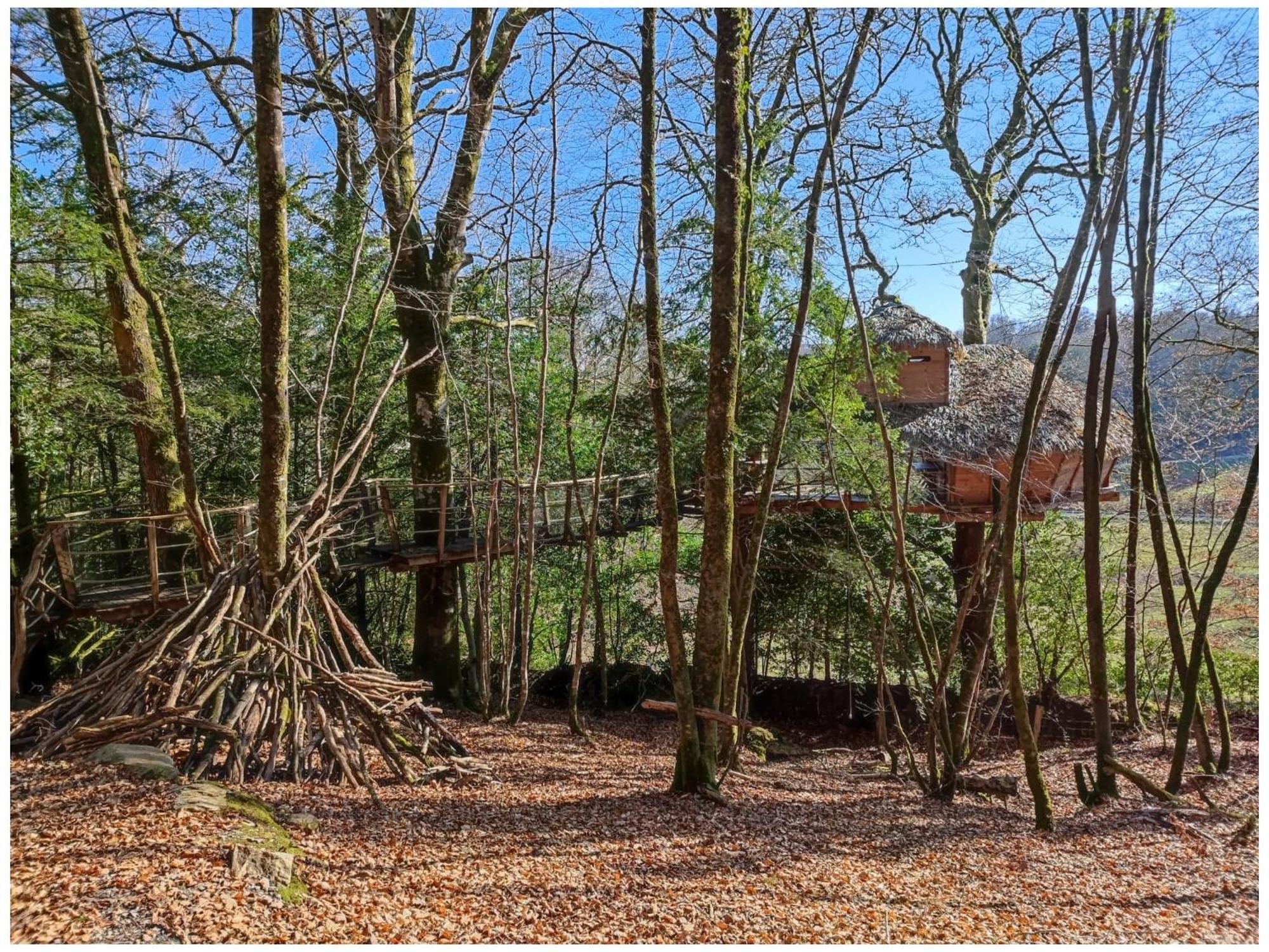 Les Hebergements Insolites De Quenecan Lodge