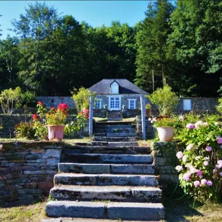 Les Hebergements Insolites De Quenecan Perret  Exterior photo