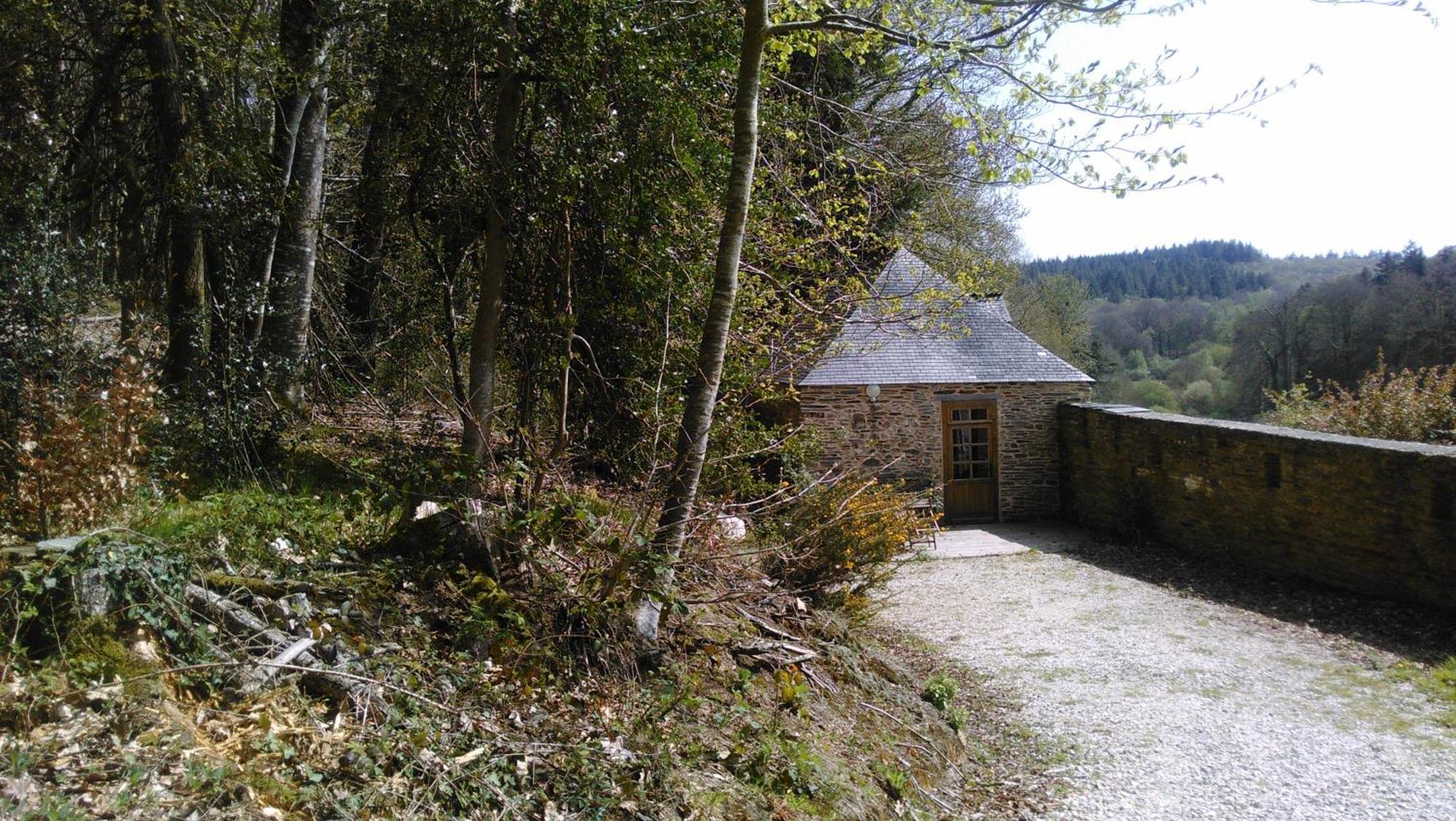 Les Hebergements Insolites De Quenecan Lodge