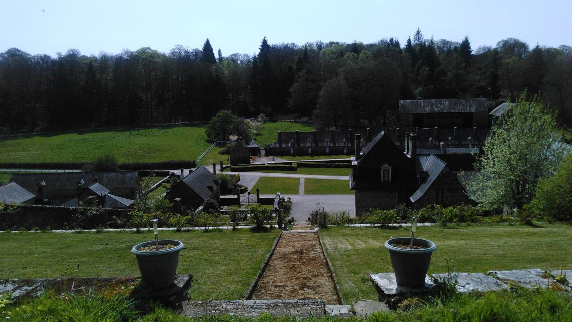 Les Hebergements Insolites De Quenecan Lodge