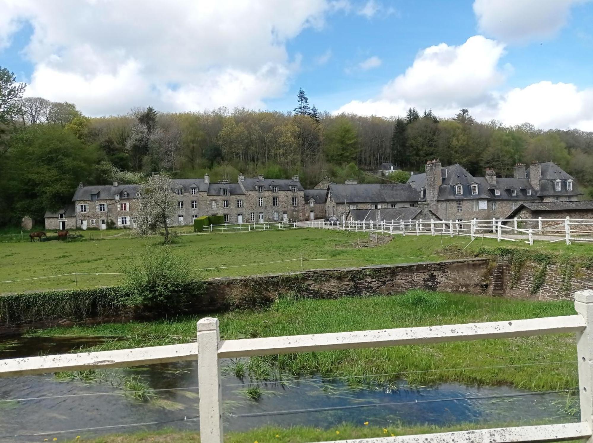 Les Hebergements Insolites De Quenecan Lodge *
